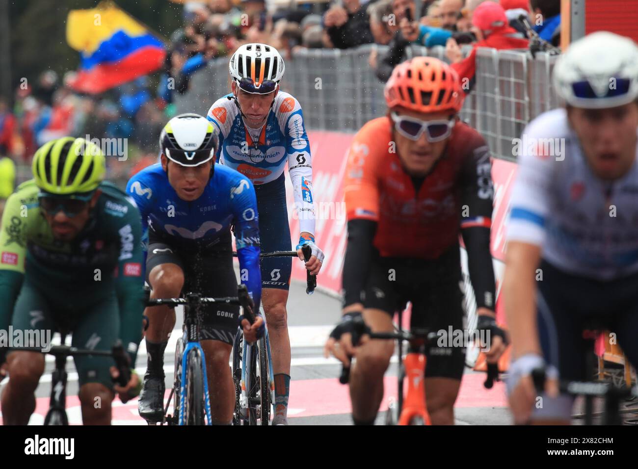 Pieve Di Tesino, Italien. Mai 2024. © Pierre Teyssot/MAXPPP; Giro d'Italia 2024 UCI Radrennen - Stufe 16. Pieve di Tesino, Italien am 22. Mai 2024. Etappe 17. Von Wolkenstein in Gröden bis Passo Brocon. Tadej Pogacar (SLO) das Team Emirates der Vereinigten Arabischen Emirate ist mit dem rosa Trikot weiterhin führend. Georg Steinhauser (EF Education) aus Deutschland gewinnt die Bühne. Zentrum, Romain Bardet (FRA) Team DSM © Pierre Teyssot/Maxppp Credit: MAXPPP/Alamy Live News Stockfoto