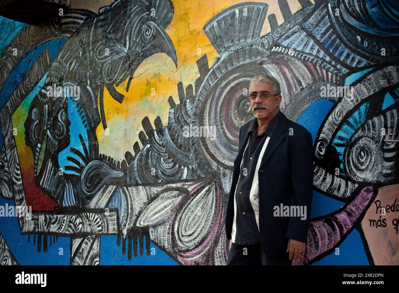 Salvador Gonzalez Escalona, Schöpfer der berühmten santeria religiös gegründeten Kunstgalerie Callejon de Hamel in Havanna, Kuba. Stockfoto