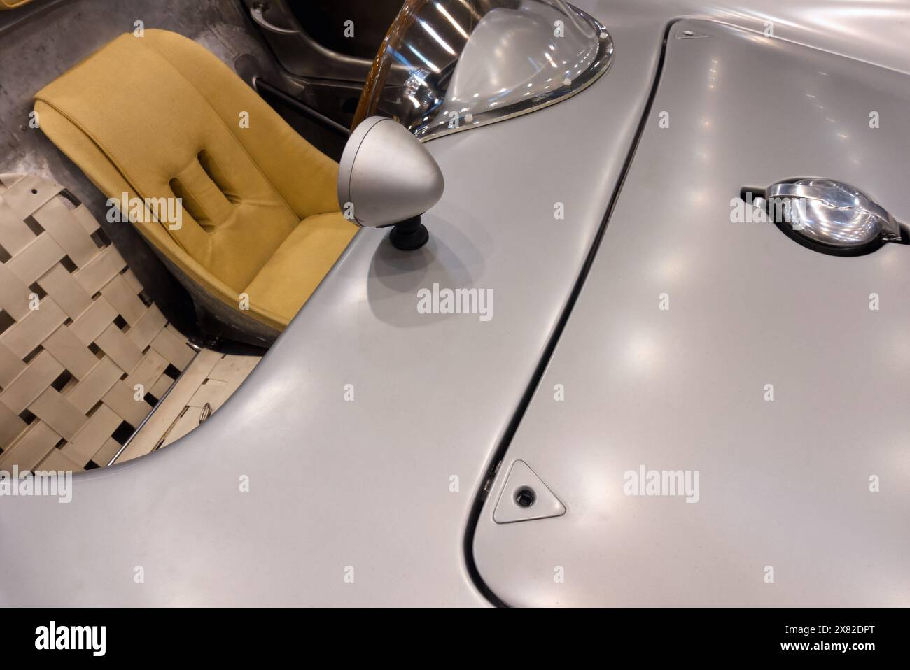 Retro-Charme: Offener Rennwagen mit Ledersitz aus vergangenen Zeiten, deutschland, essen, Techno-classica, Oldtimermesse Stockfoto