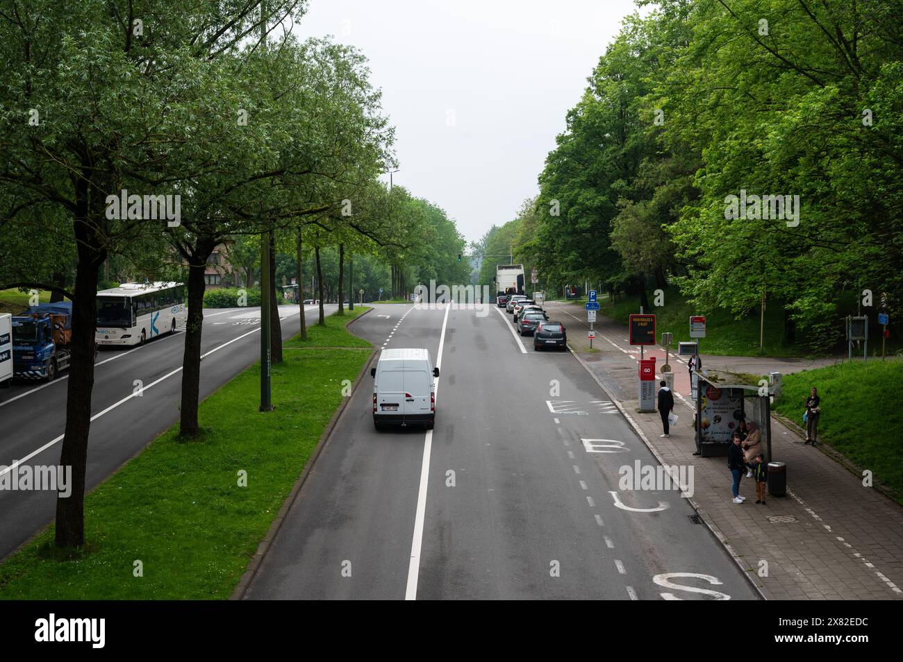 Region Brüssel-Hauptstadt, Belgien, 18. Mai 2024 - der Boulevard N290 in der Gegend von Peterbos, bekannt für Drogenprobleme Stockfoto
