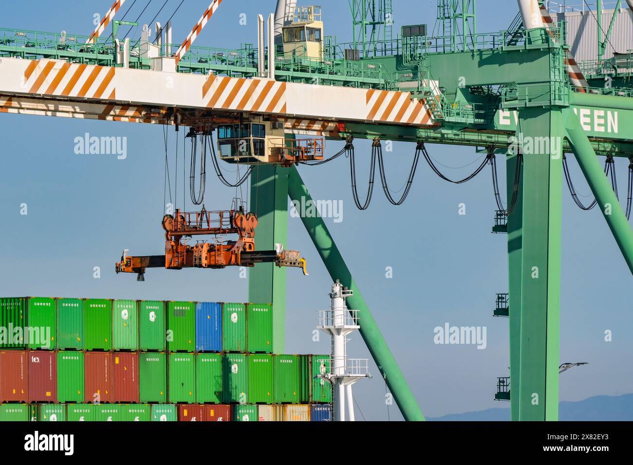 Los Angeles, Kalifornien, USA - 12. Januar 2024: Containerkran entlädt ein Containerschiff im Hafen von Los Angeles. Stockfoto