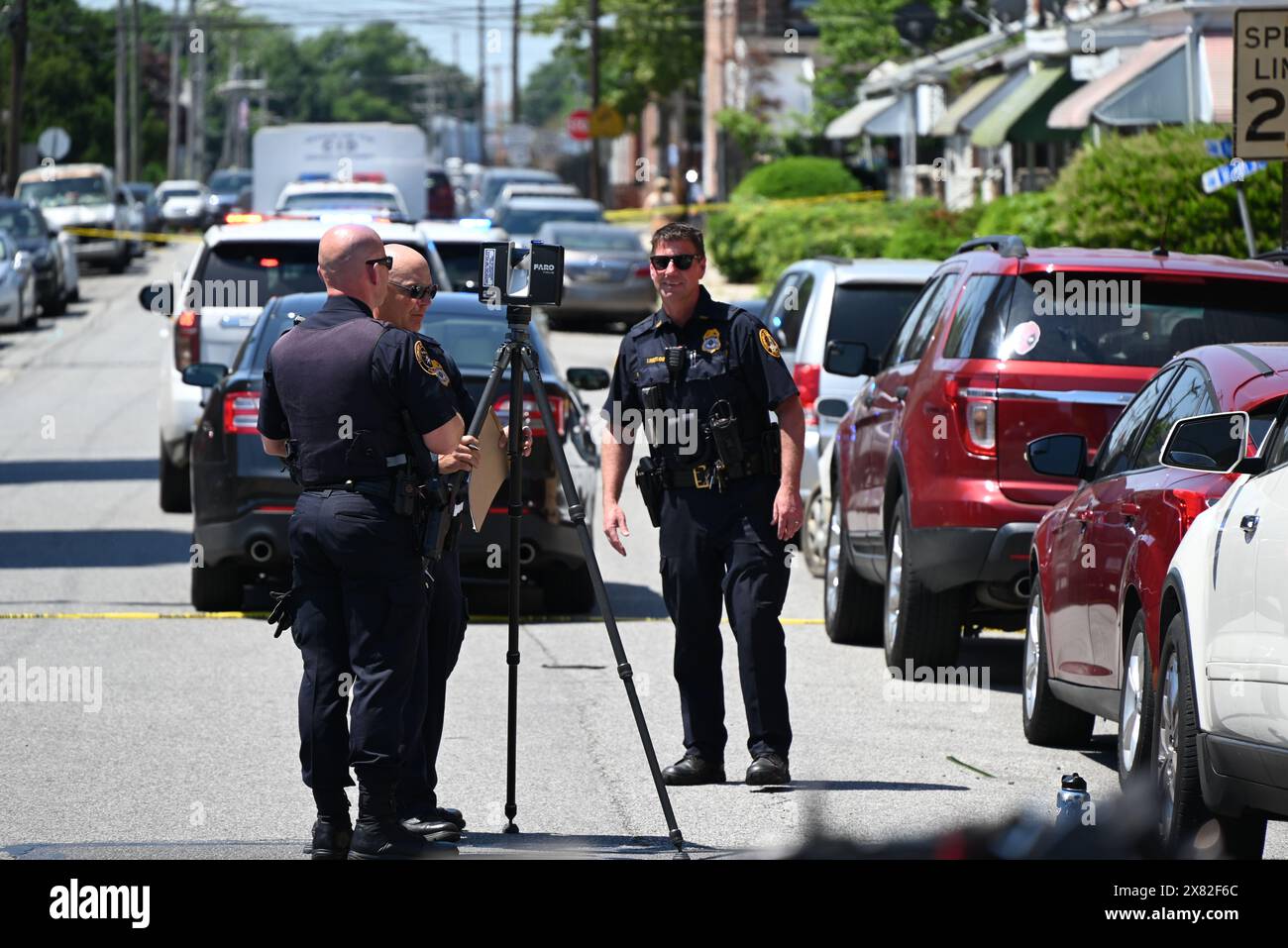 Chester, Usa. Mai 2024. Polizeibeamte sperren die Umgebung ab, nachdem zwei Menschen bei einer Schießerei am Arbeitsplatz in Delaware County Linen am 2600. Block der W. 4th Street in Chester getötet und drei verletzt wurden. Der Verdächtige, der an der Massenerschießung beteiligt war, wurde von der Polizei festgenommen. Quelle: SOPA Images Limited/Alamy Live News Stockfoto