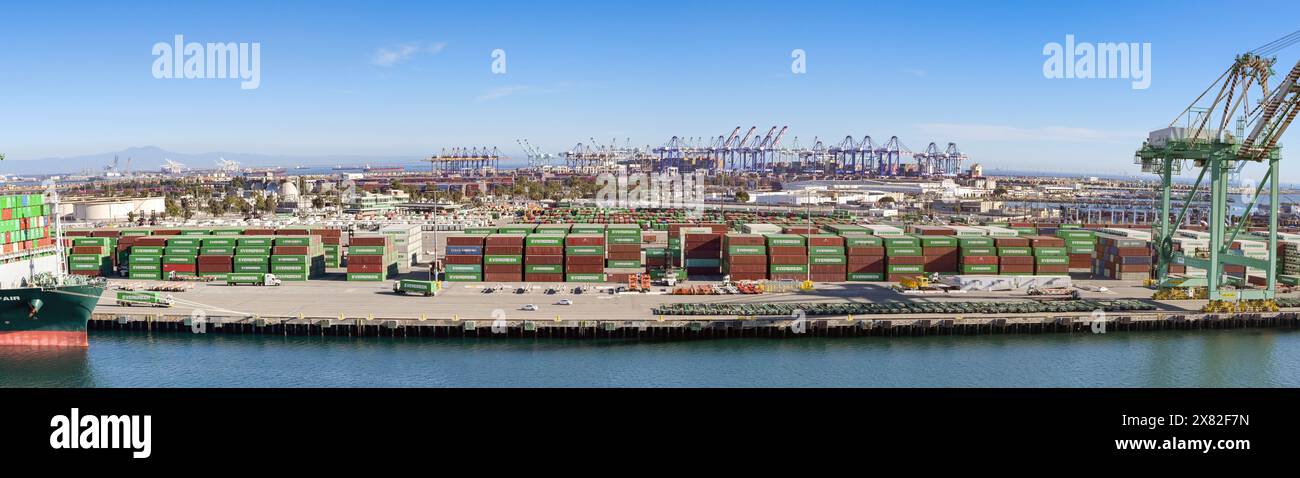 Los Angeles, Kalifornien, USA - 12. Januar 2024: Panoramablick auf den Containerhafen in Los Angeles Stockfoto