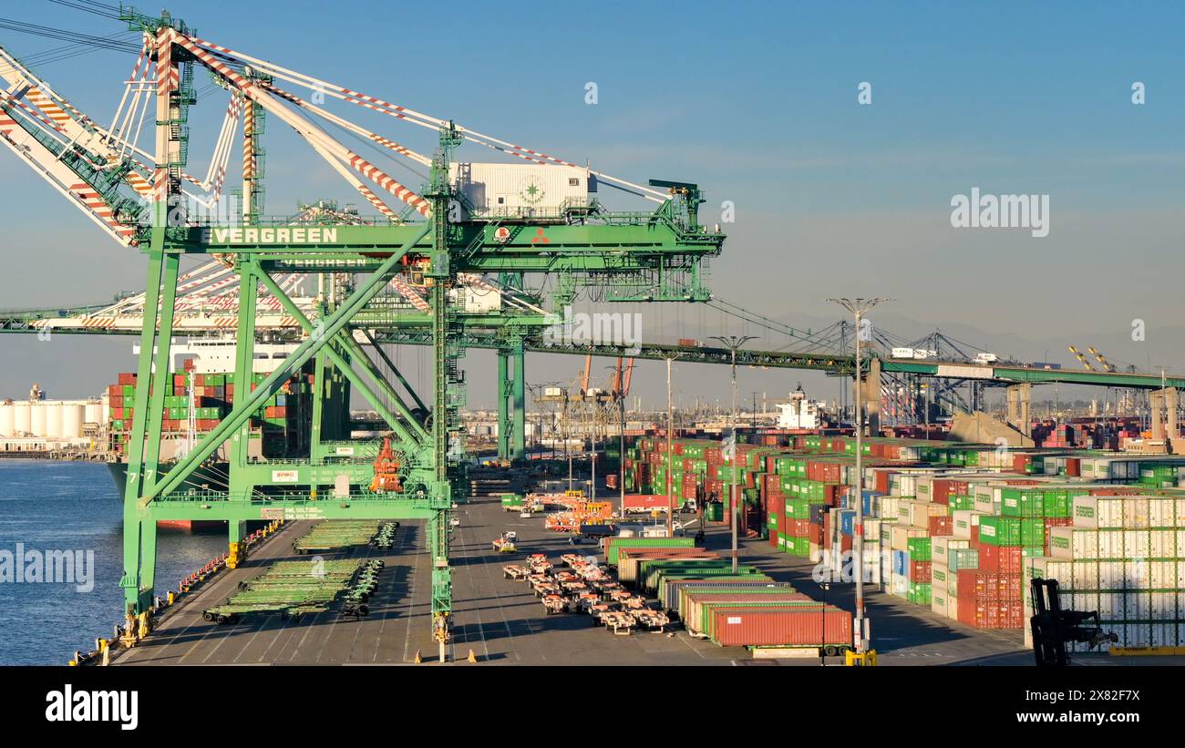 Los Angeles, Kalifornien, USA - 12. Januar 2024: Weitwinkelansicht der Containerkräne im Hafen von Los Angeles. Stockfoto