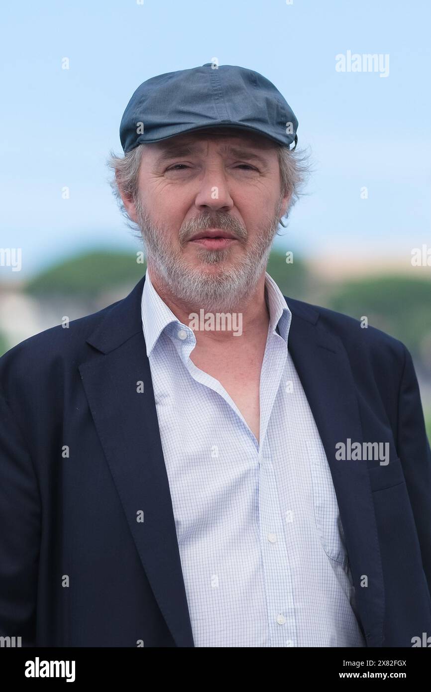 Cannes, Frankreich. Mai 2024. Arnaud Desplechin posiert beim Fotoruf für Zuschauer! Während des 77. Festivals von Cannes. Foto von Julie Edwards./Alamy Live News Stockfoto