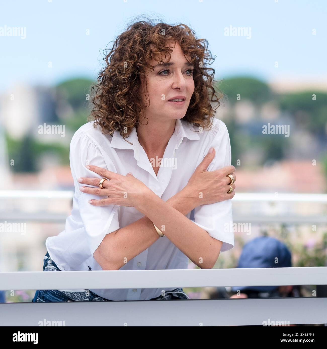 Cannes, Frankreich. Mai 2024. Valeria Golino posiert beim Fotocall für Rendez-Vous mit Valeria Golino und die Kunst der Freude während des 77. Festivals de Cannes. Foto von Julie Edwards./Alamy Live News Stockfoto