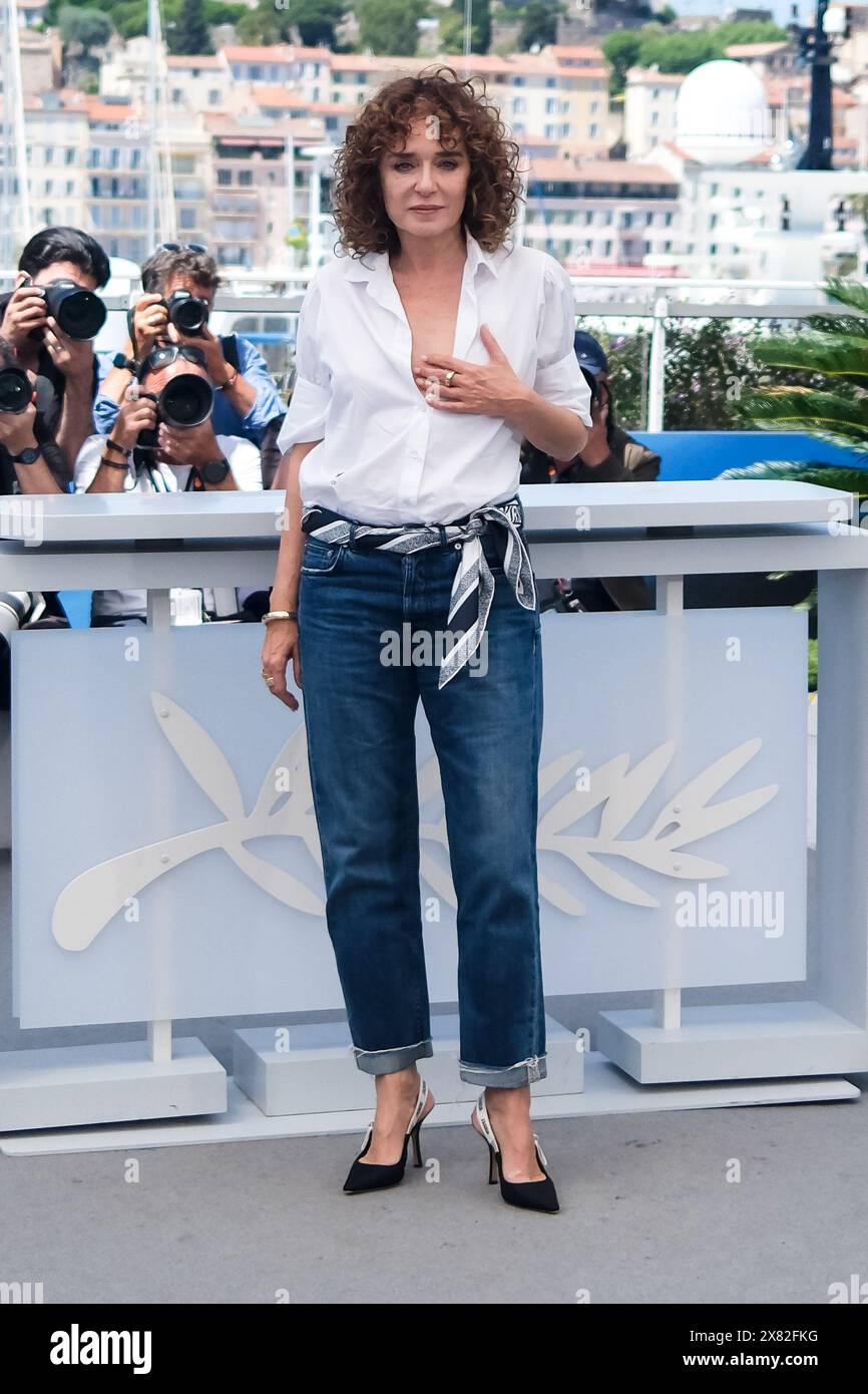 Cannes, Frankreich. Mai 2024. Valeria Golino posiert beim Fotocall für Rendez-Vous mit Valeria Golino und die Kunst der Freude während des 77. Festivals de Cannes. Foto von Julie Edwards./Alamy Live News Stockfoto