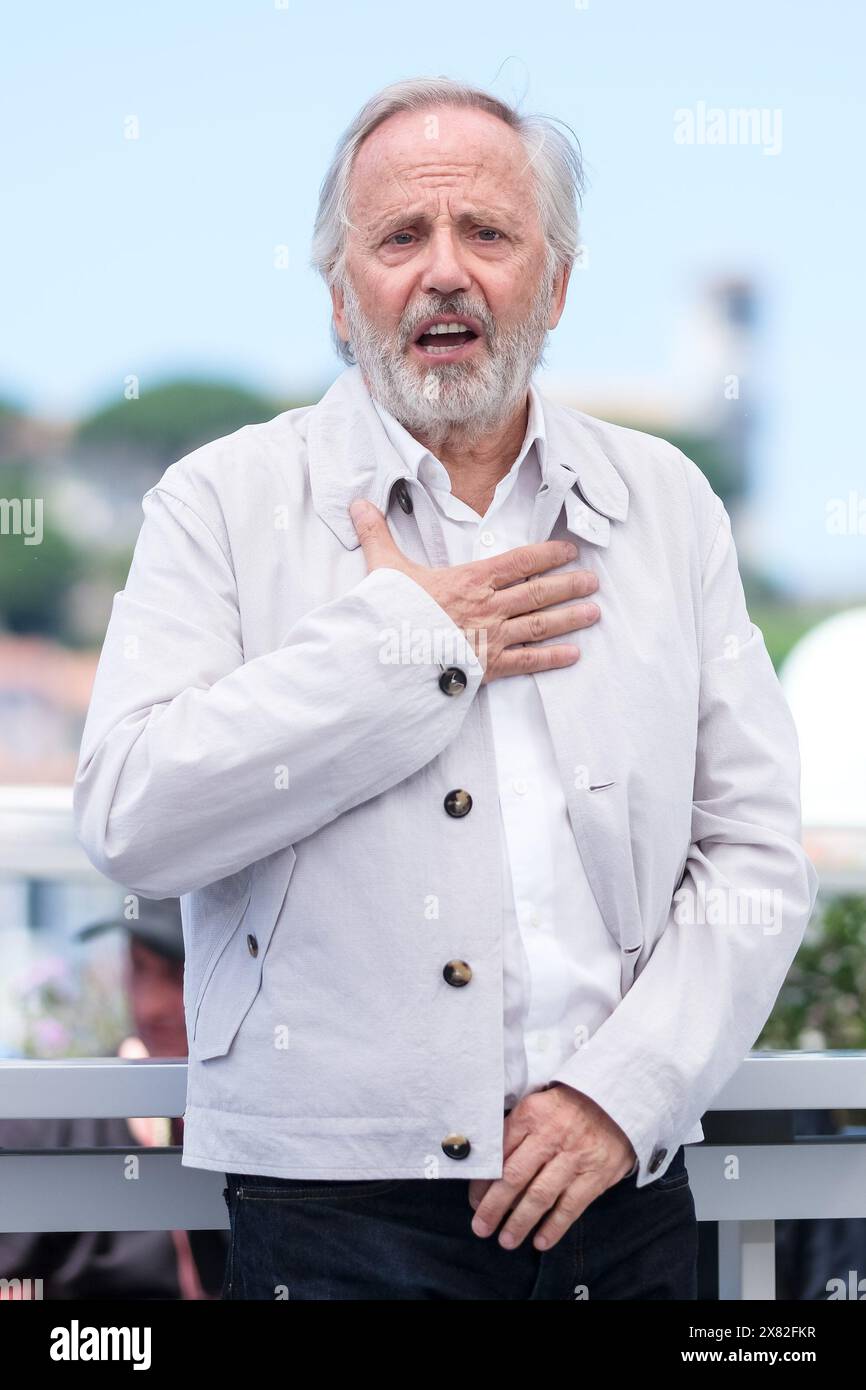 Cannes, Frankreich. Mai 2024. Fabrice Luchini posiert beim Photocall für Marcello Mio während des 77. Festivals de Cannes. Foto von Julie Edwards./Alamy Live News Stockfoto