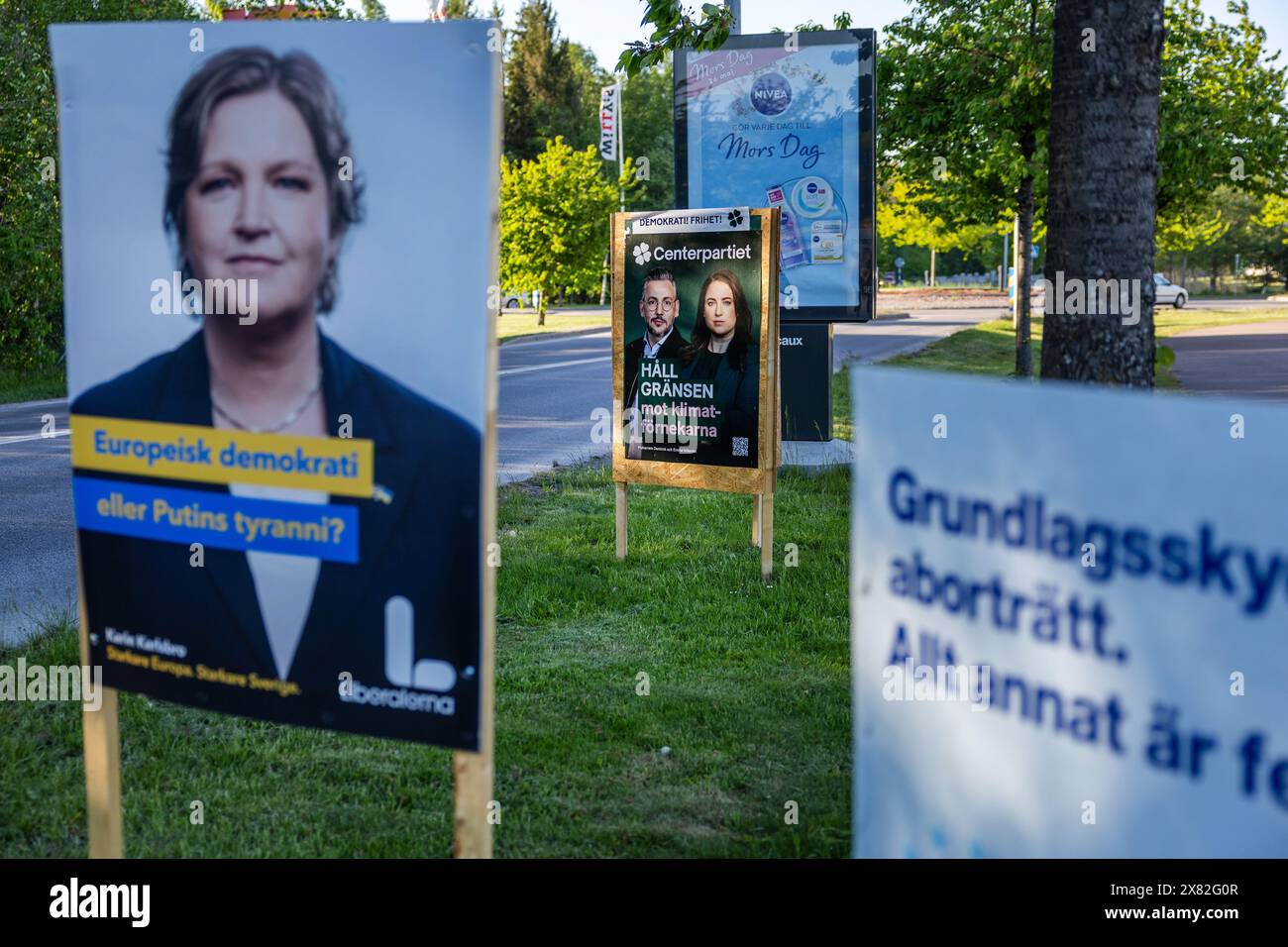 Wahlplakate (auf schwedisch: Valaffischer) zu den Wahlen zum Europäischen Parlament 2024. Hier in Motala, Schweden, am Mittwochabend. Stockfoto