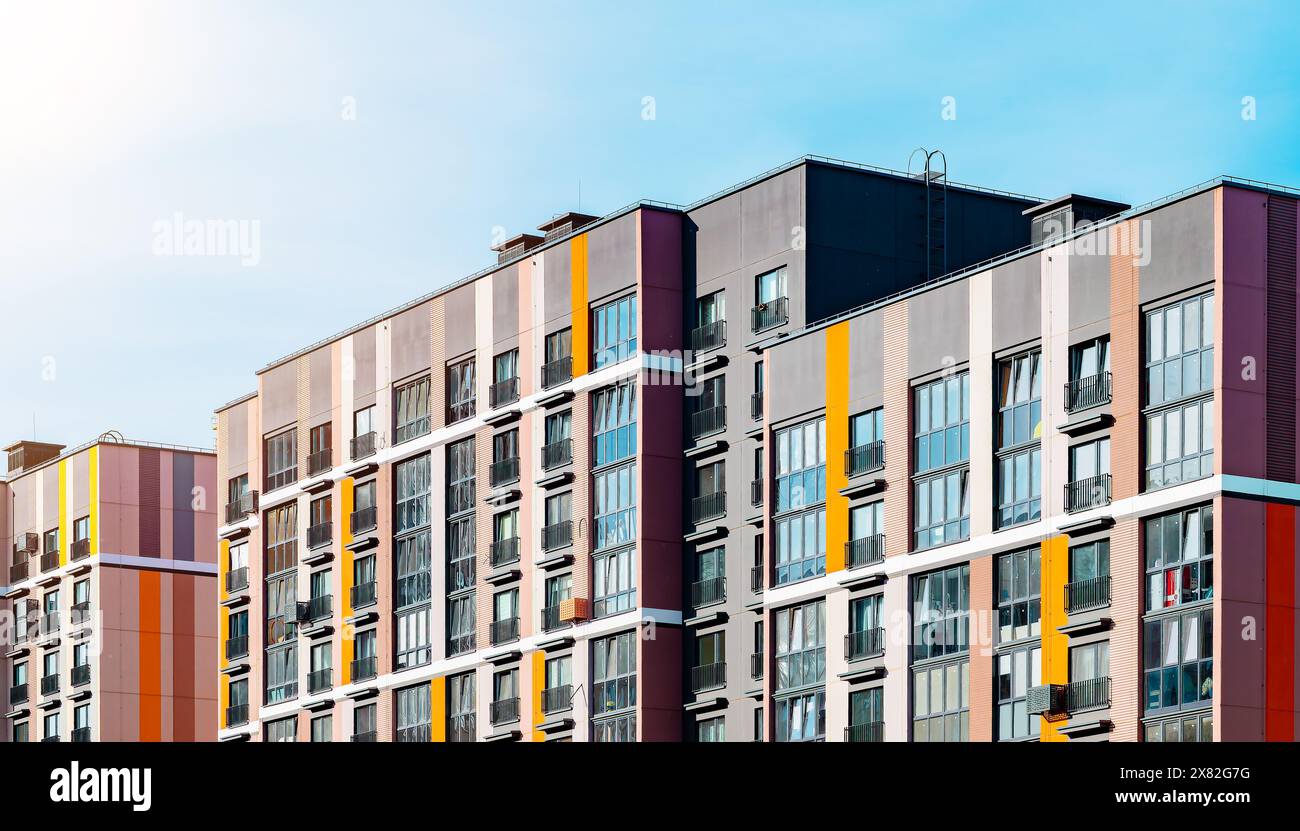 Neues Wohngebäude, moderner Wohnkomplex. Appartementhaus in europäischer Stadt, luxuriöse Architektur mit Balkon im Freien, Blick auf die Straße. Inve Stockfoto