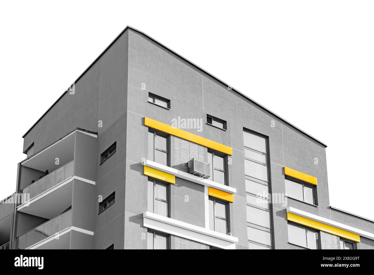 Hohes mehrstöckiges Wohngebäude, isolierter weißer Hintergrund, Hochhaus mit mehreren Wohnungen. Städtische Immobilieninvestitionen, modernes Design. Leben in der Stadt Stockfoto