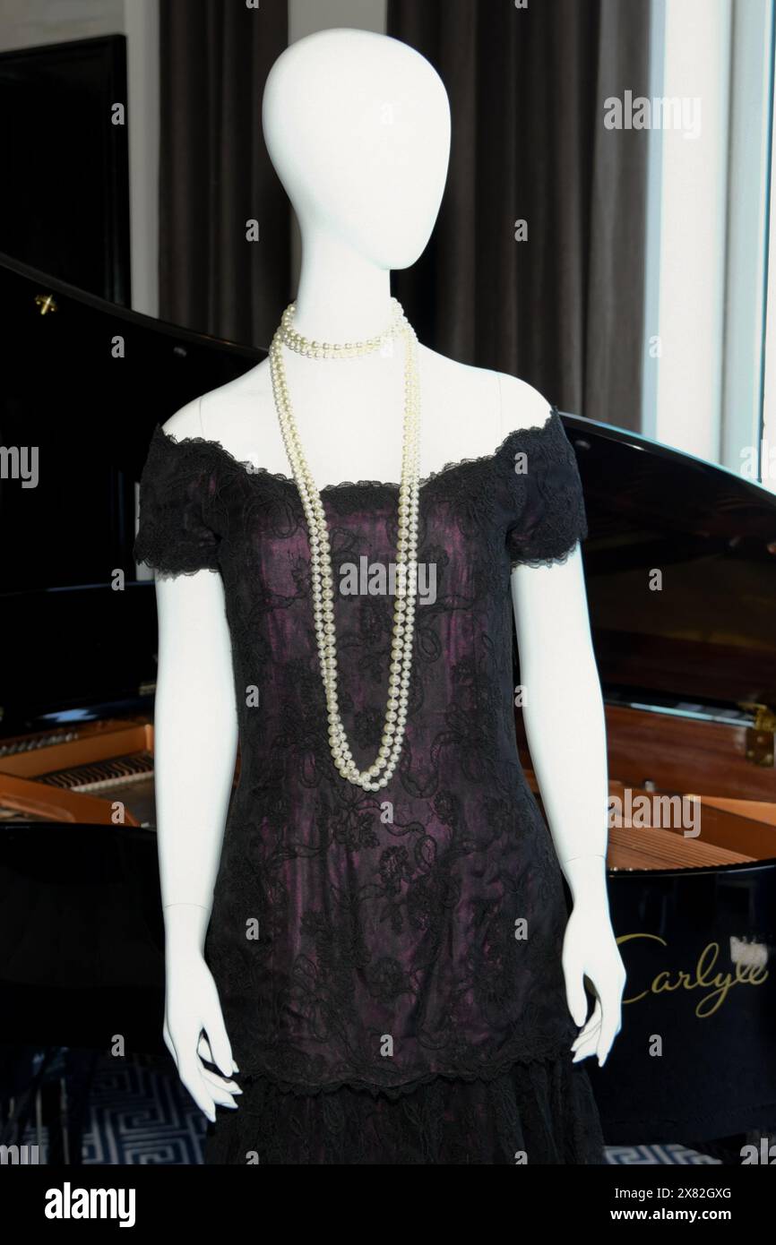 New York, USA. Mai 2024. Prinzessin Diana 1987 Victor Edelstein Abendkleid aus Seide und Spitze, Est. 200.000-400.000 US-Dollar sind bei Julien's Auctions zu sehen: Princess Diana's Elegance and a Royal Collection Press Preview am 22. Mai 2024 im Carlyle in New York, NY. (Foto: Efren Landaos/SIPA USA) Credit: SIPA USA/Alamy Live News Stockfoto