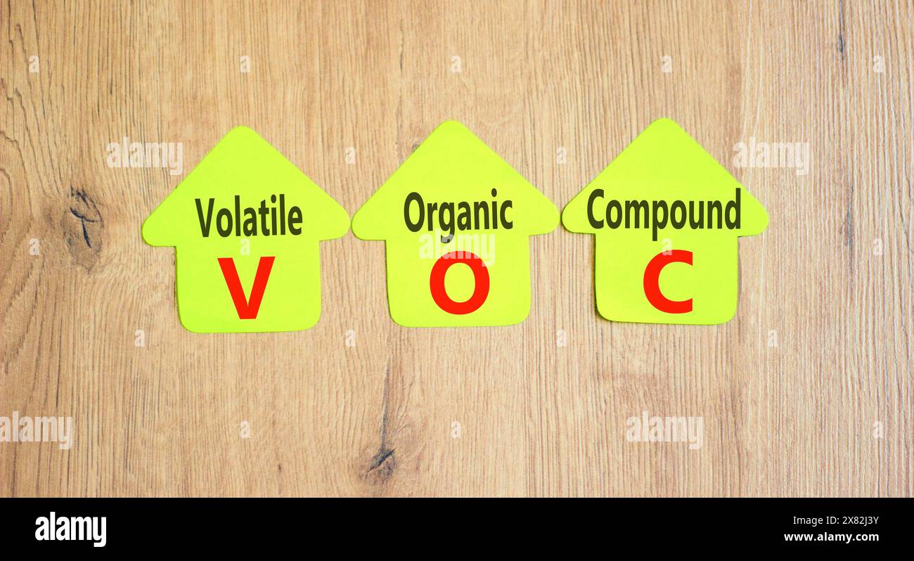 VOC-Symbol für flüchtige organische Verbindungen. Konzeptworte VOC flüchtige organische Verbindung auf wunderschönem gelbem Papier. Schöner Holzhintergrund. Geschäftliche VOC Stockfoto