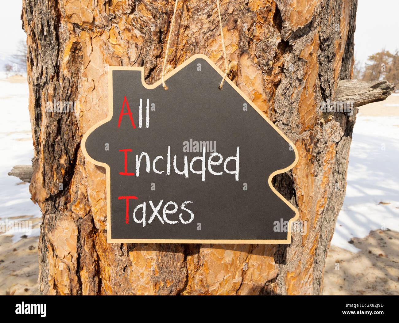 Symbol für alle eingeschlossenen Steuern. Concept Words AIT alle inklusive Steuern auf die schöne gelbe Tafel. Wunderschöner Holzhintergrund. Business AIT alle Stockfoto