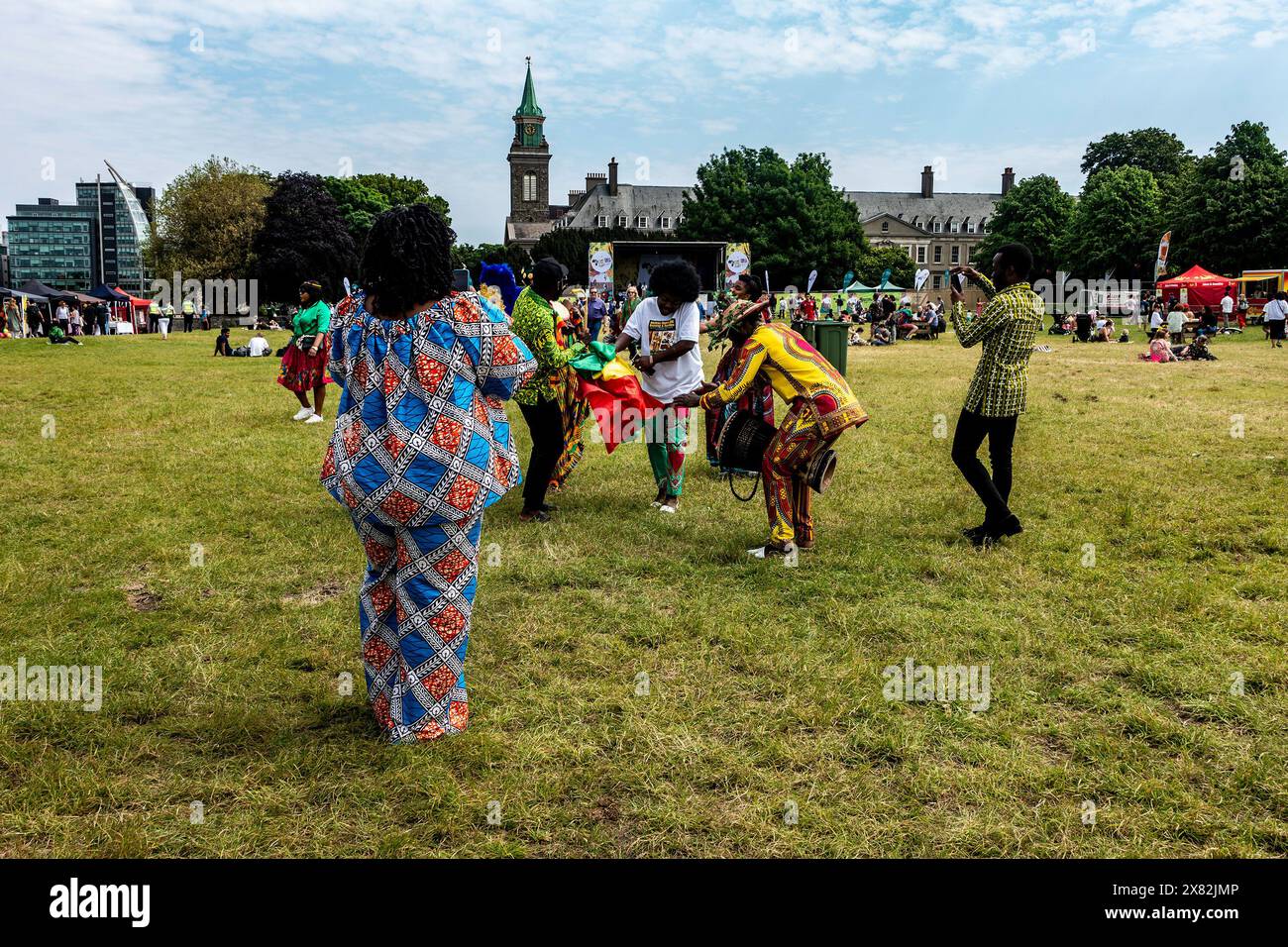 Menschen genießen den Afrika-Tag beim Afica Day Festival im Royal Hospital Kilmainham, Dublin, Irland. Stockfoto