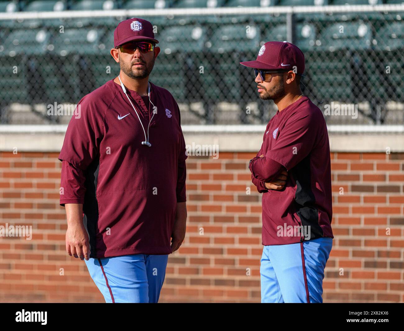 22. Mai 2024: Bethune Cookman Wildcats Cheftrainer Jonathan Hernandez und Assistant Coach/Hitting/Infielders Derek Cartaya vor dem Start des SWAC Championships Spiel 1 zwischen Prairie View A&M Panthers und Bethune Cookman Wildcats. Bethune Cookman besiegte Prairie View 16-1 in 7 Innings im Russ Chandler Stadium in Atlanta, Florida Romeo T Guzman/Cal Sport Media Stockfoto