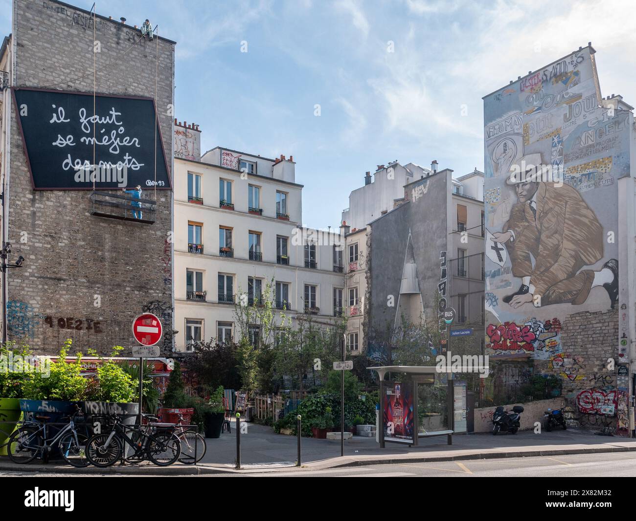 Paris, Frankreich - 21. April 2022: Riesige Straßenkunst-Gemälde an Gebäudefassaden in der Rue Belleville, Paris Stockfoto
