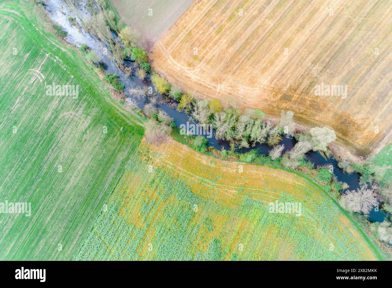 Luftsicht auf landwirtschaftlich bewirtschaftete Flächen und einen Fluss Stockfoto