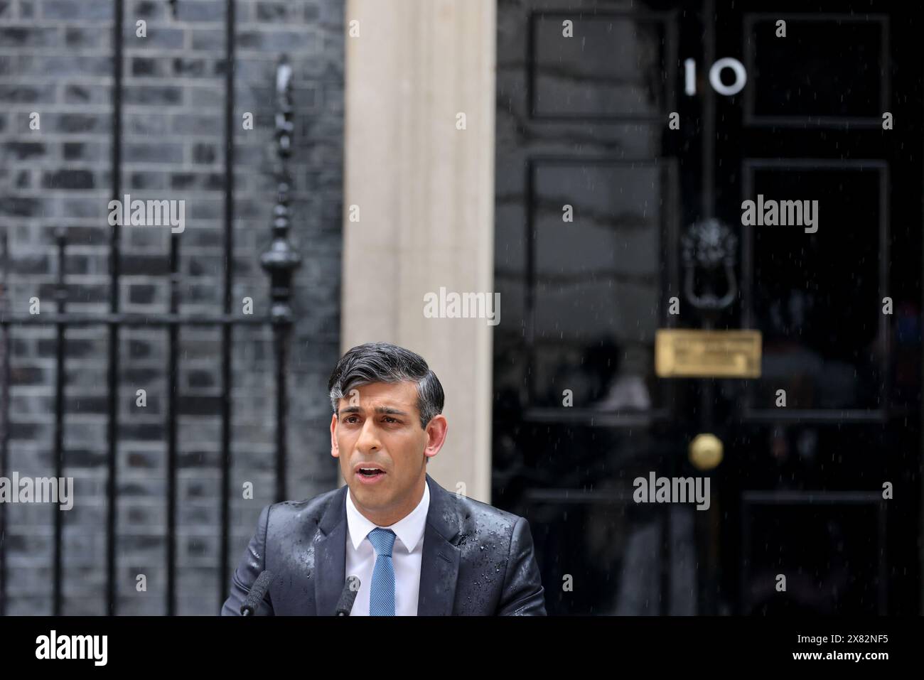 London, Großbritannien. Mai 2024. Der britische Premierminister Rishi Sunak spricht am 22. Mai 2024 vor der Downing Street 10 in London. Sunak kündigte am Mittwoch an, dass das Land am 4. Juli eine Parlamentswahl abhalten werde. Quelle: Xinhua/Alamy Live News Stockfoto