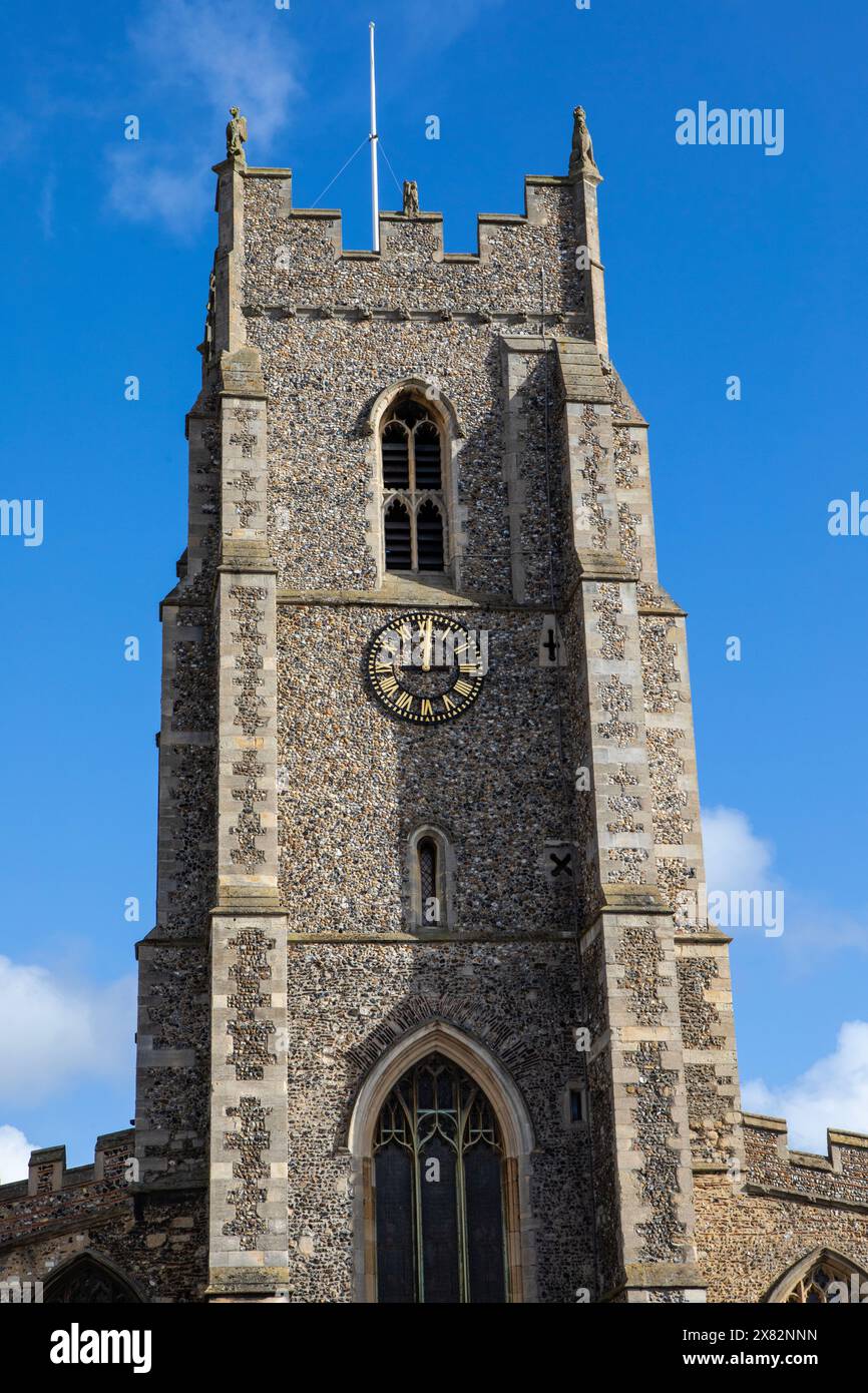 Der Turm der St. Peters Church in Sudbury, Suffolk, Großbritannien. Es ist eine ehemalige anglikanische Kirche, die heute als Sudbury Arts Centre dient. Stockfoto