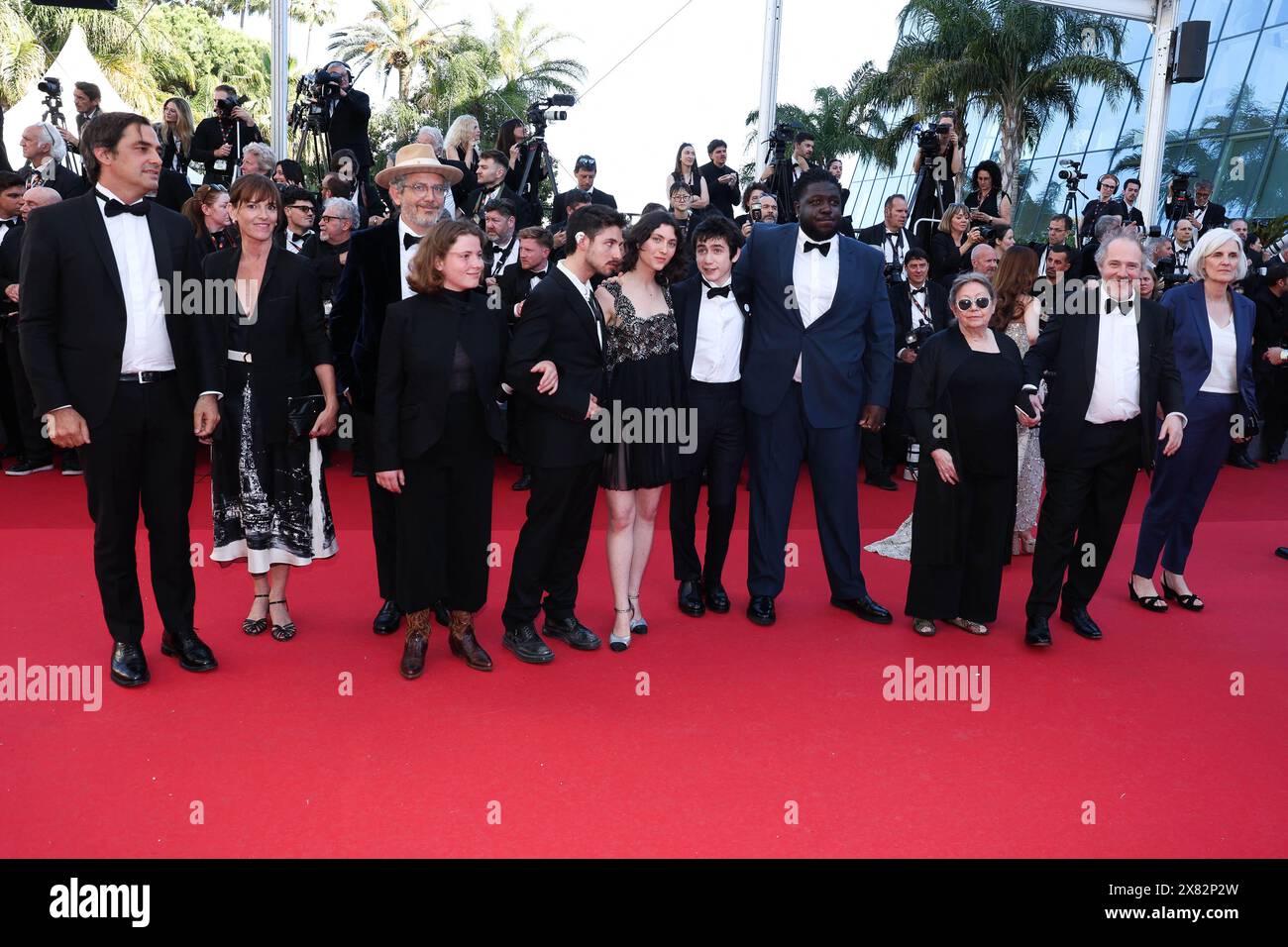 Cannes, Frankreich. Mai 2024. Cannes, Frankreich. Mai 2024. Céline Groussard, Arnaud Toupense, Alice Belaidi, Ludovic Boul, Artus Solaro, Sofian Ribes, Clovis Cornillac, Mayane-Sarah El Baze, Marc Riso und Boris Pitoeff nahmen am Roten Teppich „Le Comte de Monte-Cristo“ beim 77. jährlichen Filmfestival in Cannes am 22. Mai 2024 im Palais des Festivals Teil. Foto: David Boyer/ABACAPRESS. COM Credit: Abaca Press/Alamy Live News Stockfoto