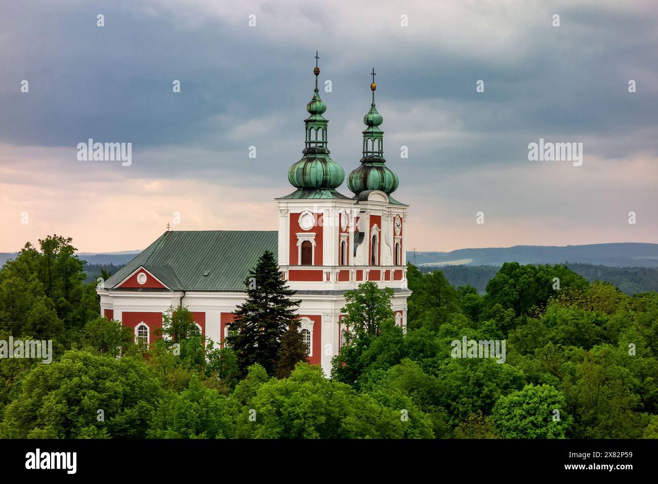 Die barocke Kirche Poutni kostete Panny Marie Sedmibolestne auf einem Hügel von Cvilin in Krnov, Tschechien, umgeben von Bäumen bei stürmischem Wetter Stockfoto
