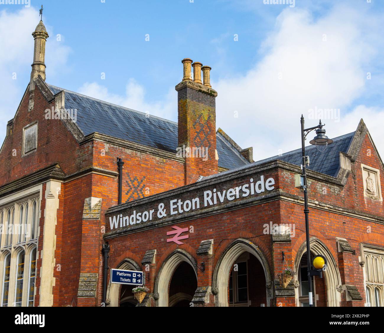 Windsor, Großbritannien - 21. Oktober 2023: Das Äußere des Bahnhofs Windsor und Eaton Riverside in Windsor, Großbritannien. Stockfoto