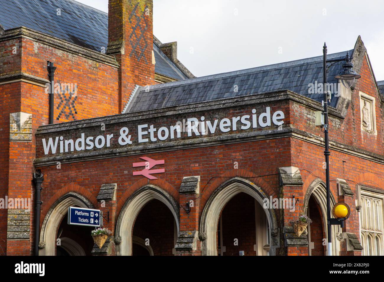 Windsor, Großbritannien - 21. Oktober 2023: Das Äußere des Bahnhofs Windsor und Eaton Riverside in Windsor, Großbritannien. Stockfoto