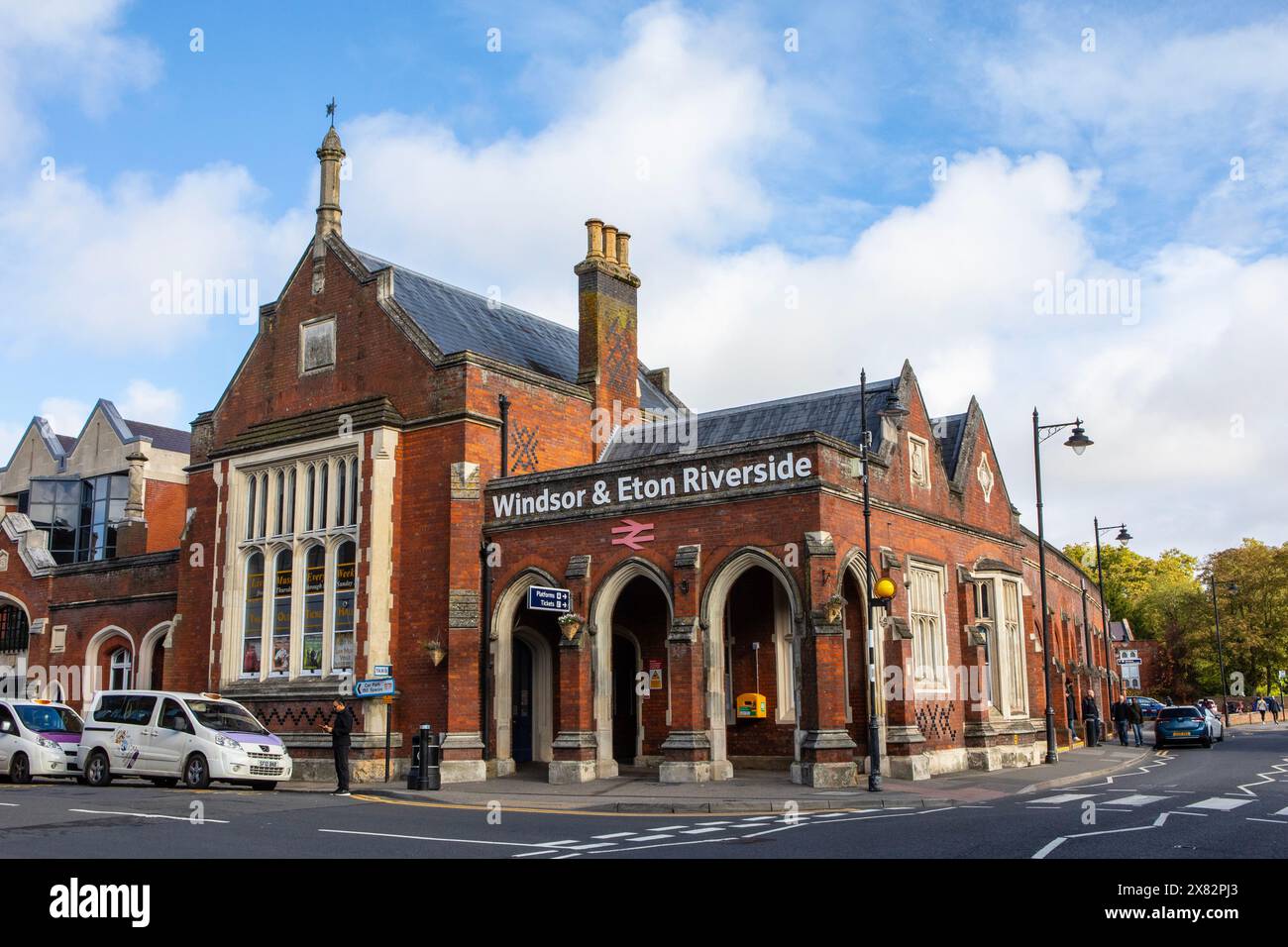 Windsor, Großbritannien - 21. Oktober 2023: Das Äußere des Bahnhofs Windsor und Eaton Riverside in Windsor, Großbritannien. Stockfoto