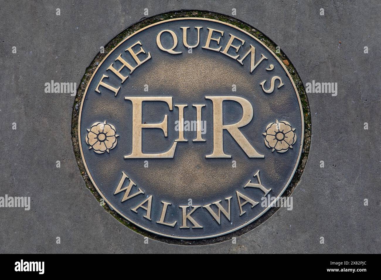 Windsor, Großbritannien - 21. Oktober 2023: Eine Gedenktafel auf dem Bürgersteig in Windsor, Großbritannien, markiert den Queens Walkway. Stockfoto