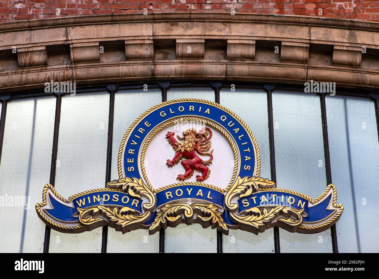 Windsor, Großbritannien - 21. Oktober 2023: Das Windsor Royal Station Logo auf der Außenseite des heutigen Bahnhofs und Einkaufszentrums in Windsor, Großbritannien. Stockfoto