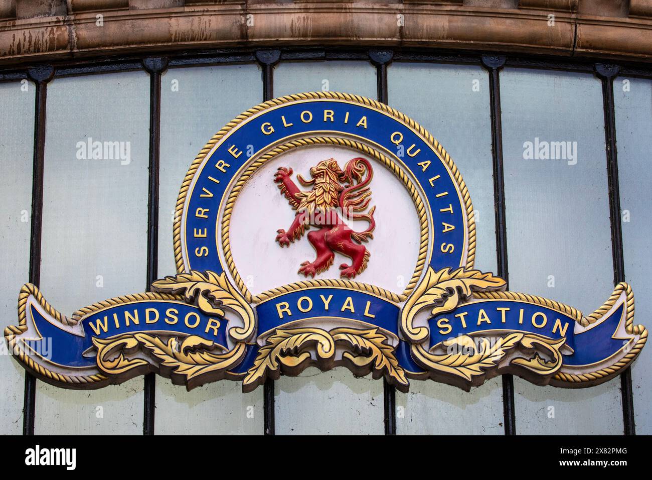 Windsor, Großbritannien - 21. Oktober 2023: Das Windsor Royal Station Logo auf der Außenseite des heutigen Bahnhofs und Einkaufszentrums in Windsor, Großbritannien. Stockfoto