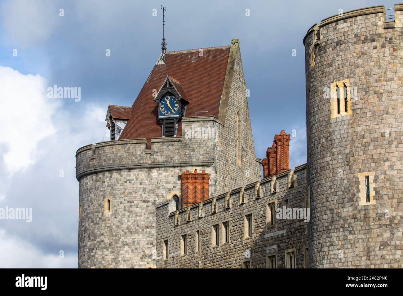 Windsor, Großbritannien - 21. Oktober 2023: Der Sperrmeilenturm des historischen Windsor Castle in Berkshire, Großbritannien. Stockfoto