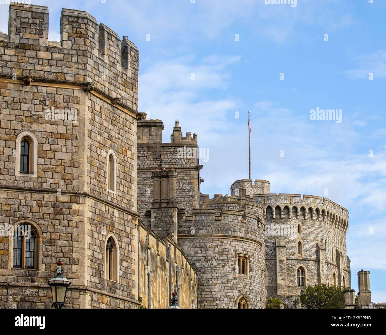 Windsor, Großbritannien - 21. Oktober 2023: Das Äußere des historischen Windsor Castle in Berkshire, Großbritannien. Stockfoto