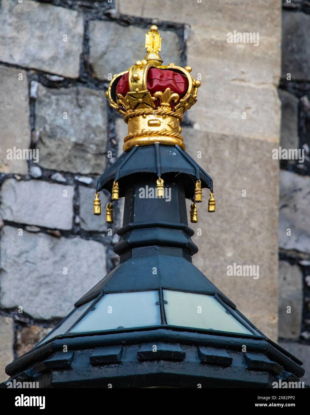 Windsor, Großbritannien - 21. Oktober 2023 : Nahaufnahme einer königlichen Krone auf dem prächtigen Windsor Castle in Berkshire, Großbritannien. Stockfoto