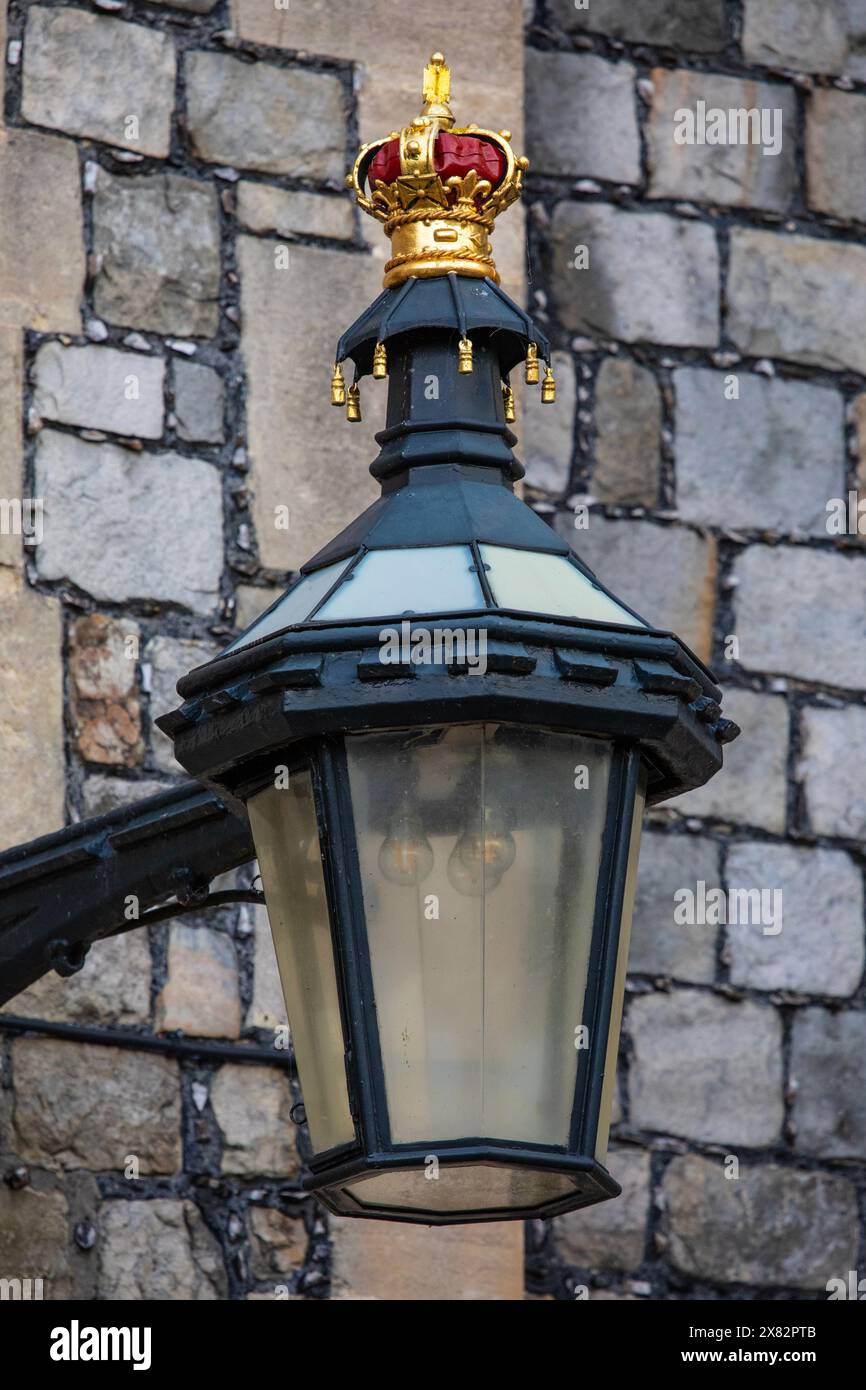 Windsor, Großbritannien - 21. Oktober 2023 : Nahaufnahme des mit einer Krone geschmückten Lampenlichts auf dem prächtigen Windsor Castle in Berkshire, Großbritannien. Stockfoto
