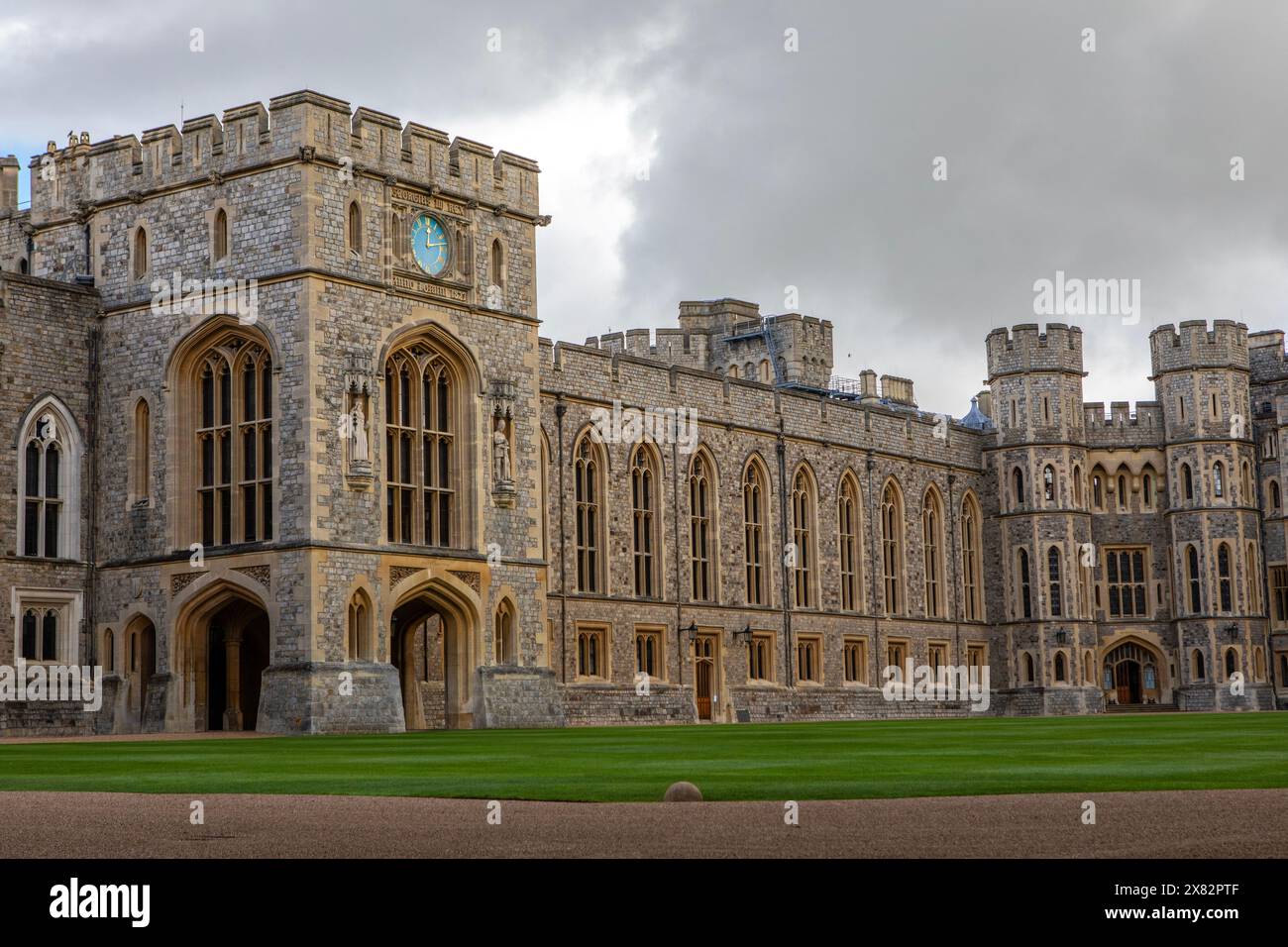 Windsor, Großbritannien - 21. Oktober 2023 : Blick über den Innenhof des prächtigen Windsor Castle in Berkshire, Großbritannien. Stockfoto