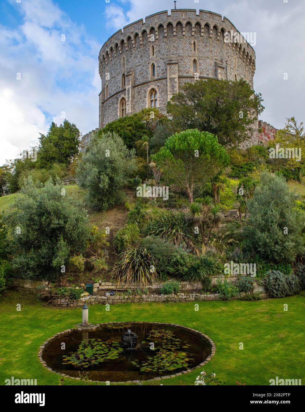 Windsor, Großbritannien - 21. Oktober 2023 : Blick auf den Round Tower am prächtigen Windsor Castle in Berkshire, Großbritannien. Stockfoto