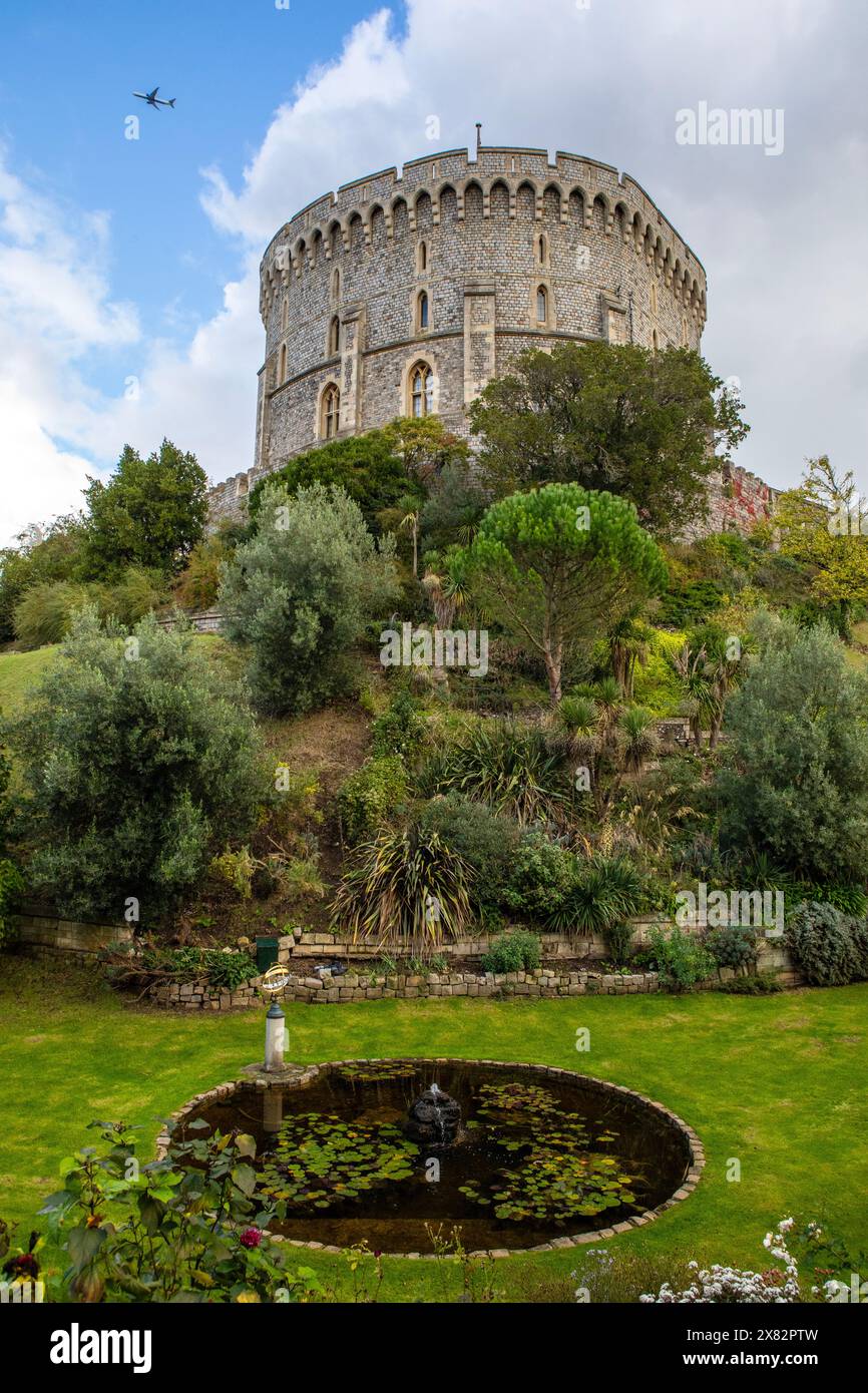 Windsor, Großbritannien - 21. Oktober 2023 : Blick auf den Round Tower am prächtigen Windsor Castle in Berkshire, Großbritannien. Stockfoto