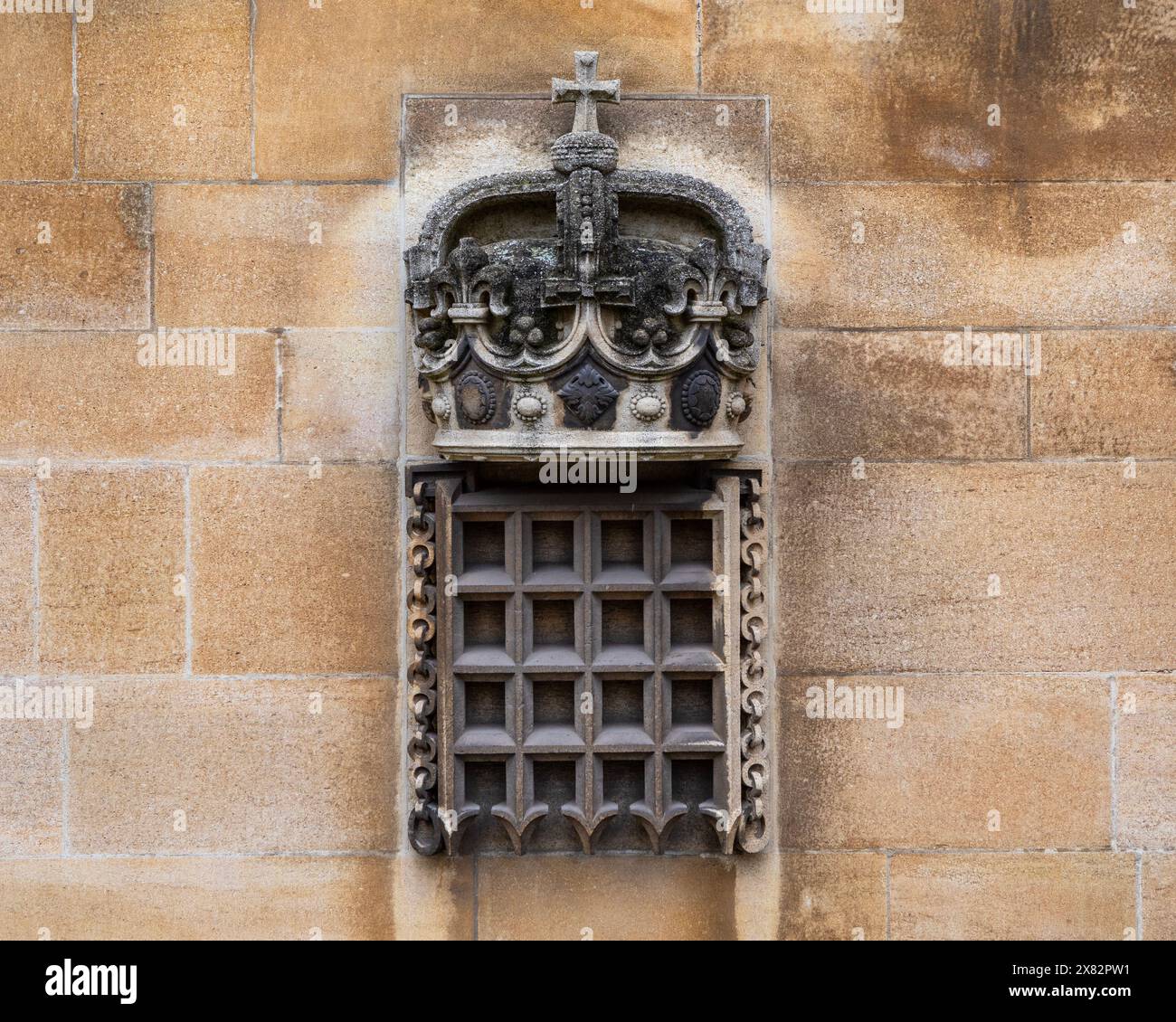 Windsor, Großbritannien - 21. Oktober 2023 : Nahaufnahme einer Steinskulptur an der Außenseite der Albert Memorial Chapel in Windsor Castle in Berkshire, Großbritannien. Stockfoto