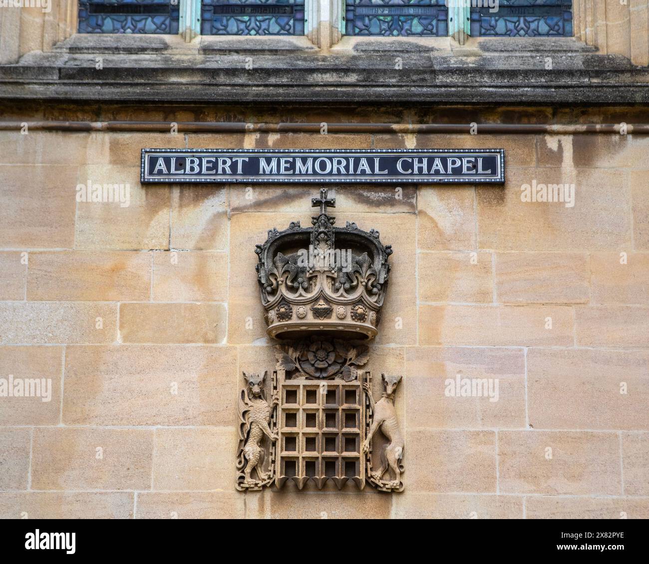 Windsor, Großbritannien - 21. Oktober 2023: Schild der Albert Memorial Chapel und Steinskulptur auf Windsor Castle in Berkshire, Großbritannien. Stockfoto