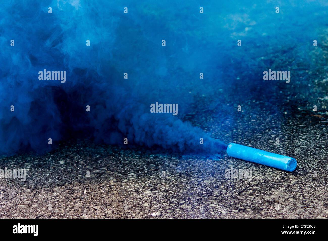 Feuriger blauer Rauch verflechtet sich mit gefährlichen Feuerwerken im Freien und Anklängen von Verschmutzung Stockfoto