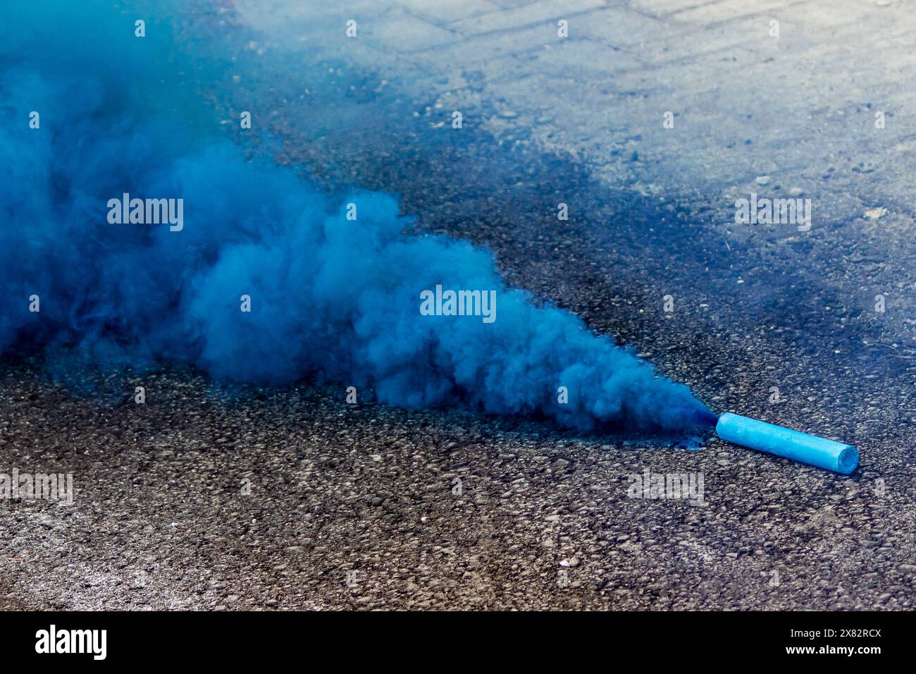 Feuriger blauer Rauch verflechtet sich mit gefährlichen Feuerwerken im Freien und Anklängen von Verschmutzung Stockfoto