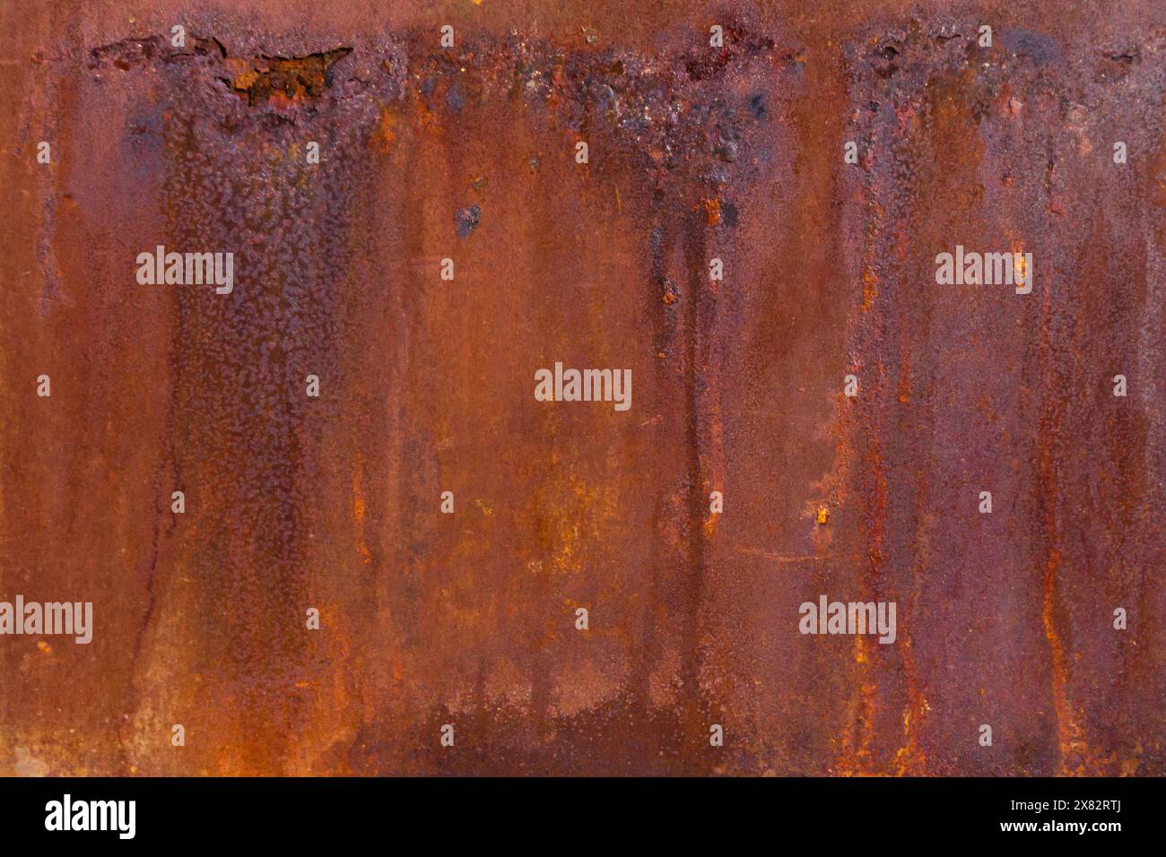 Rostiges, verwittertes und strukturiertes Blech aus altem Metall. Stockfoto