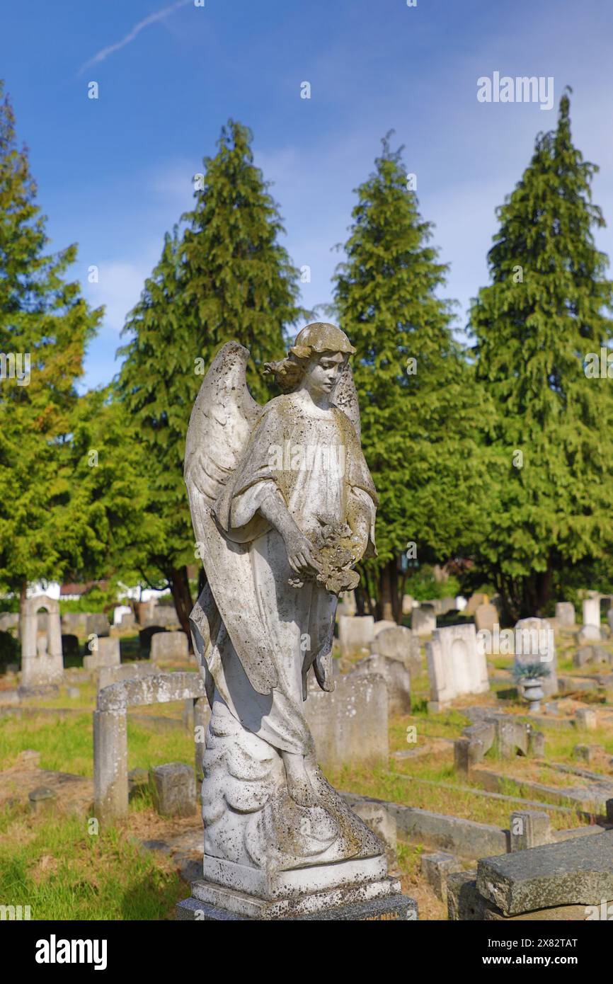 Ein Engel schmückt das Grab von Ellen Mary auf dem Southgate Cemetery London Stockfoto