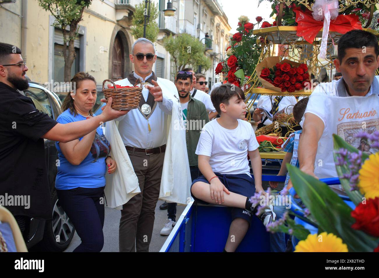 Die Statue von Santa Rita da Cascia wird in einer Prozession durch die Straßen des historischen Zentrums getragen, gefolgt von den Gläubigen und der Band. Stockfoto