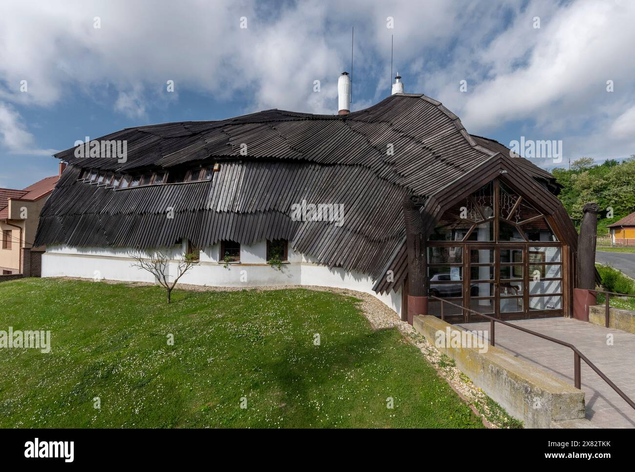 Dorfhaus entworfen von Imre Makovecz, Bak, Ungarn Stockfoto