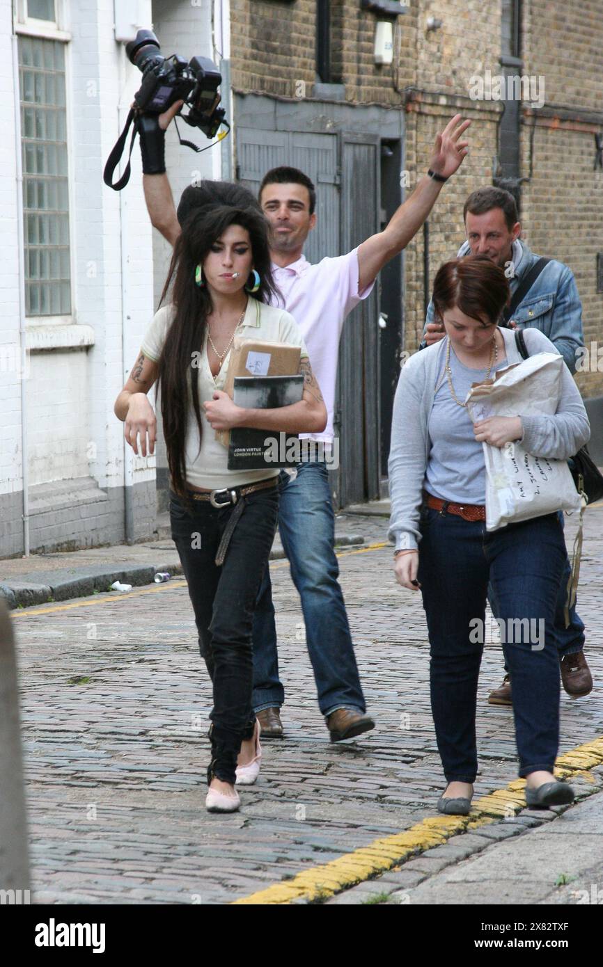 Amy Winehouse, gefolgt von Paparazzi. Camden, London UK 2007 Stockfoto