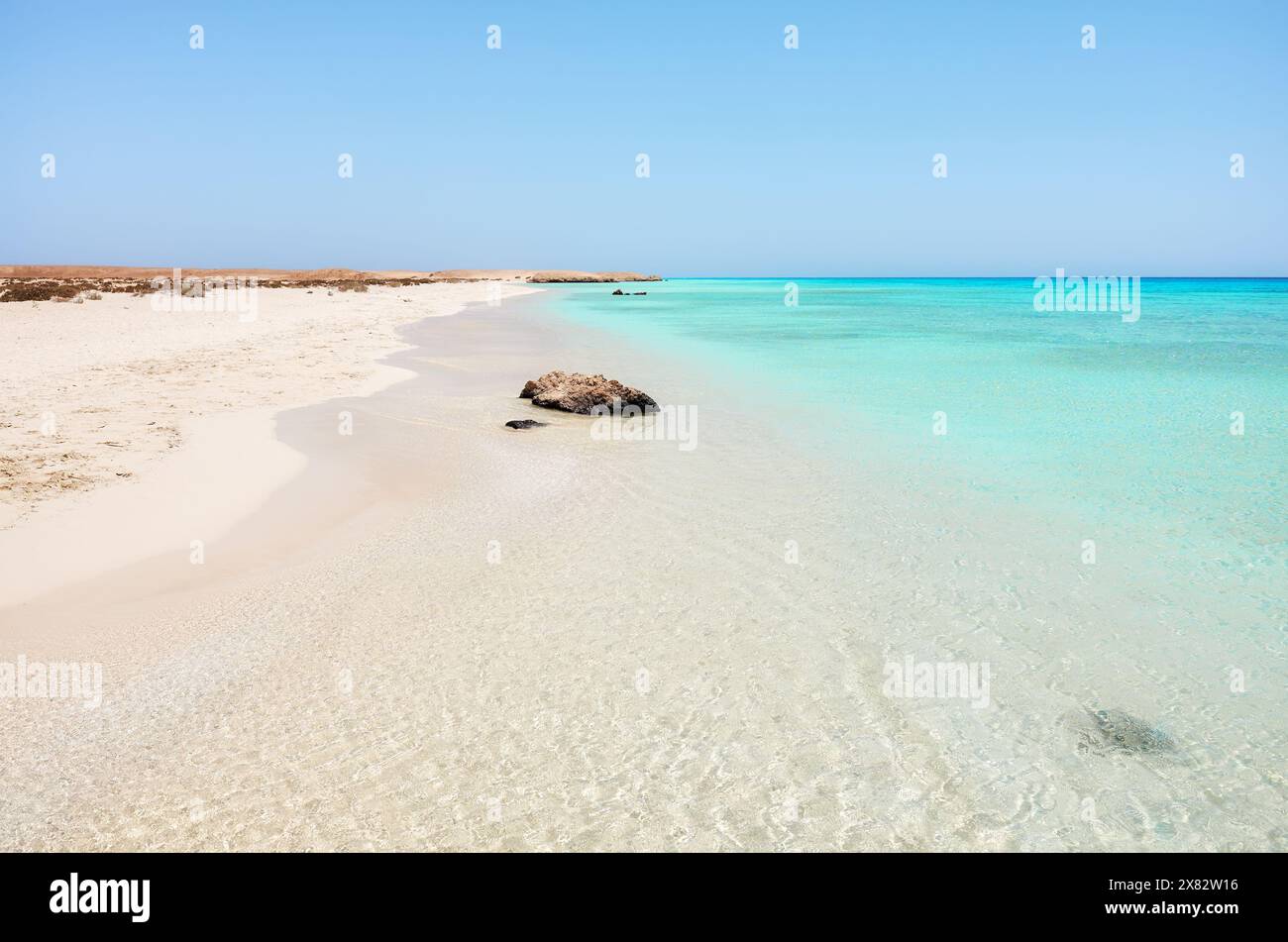 Schöner Sandstrand mit türkisfarbenem Wasser, Ägypten. Stockfoto