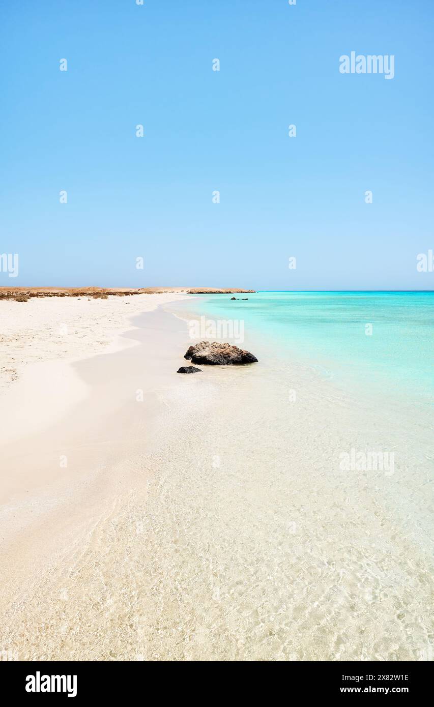 Schöner Sandstrand mit türkisfarbenem Wasser, Ägypten. Stockfoto